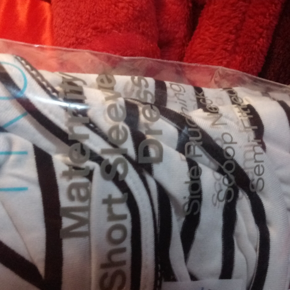 NWT MATERNITY TEE SHIRT DRESS SHORT SLEEVE SIDE RUCHING SEMI FITTED SCOOP NECK - Picture 2 of 5